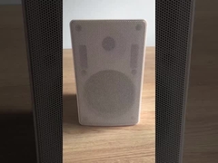 壁の台紙のスピーカー